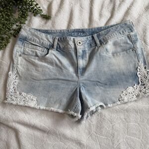 Maurices Women's Size 11/12 Denim Cut Off Shorts With White Lace Trim Light Wash